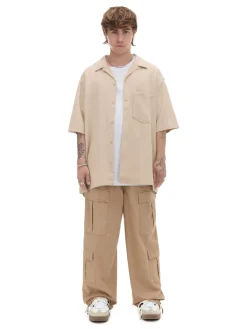 Kremowe spodnie cargo o luźnym kroju