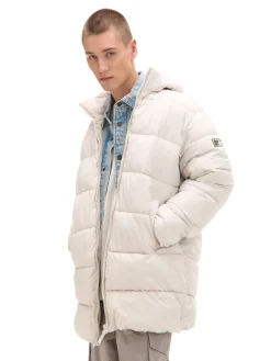 Kremowy pikowany płaszcz z kapturem