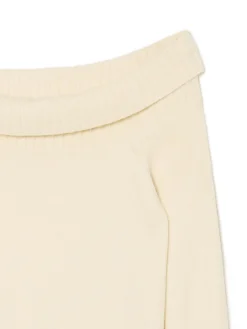 Kremowy sweter typu carmen