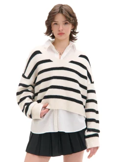 Kremowy sweter w czarne paski