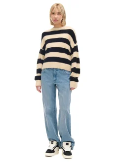 Kremowy sweter w czarne paski