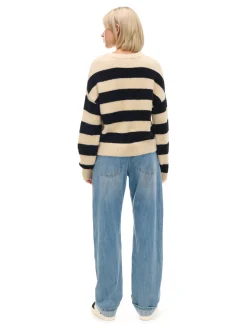 Kremowy sweter w czarne paski