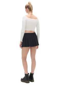 Kremowy sweter z odkrytymi ramionami