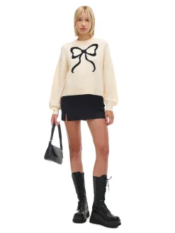 Kremowy sweter ze wstążką