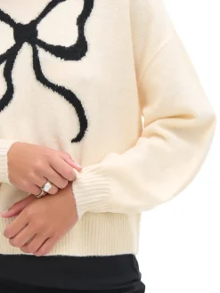 Kremowy sweter ze wstążką