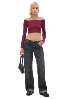 Krótki sweter z odkrytymi ramionami