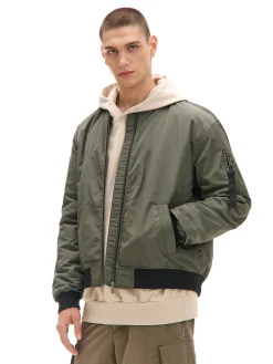 Kurtka bomberka z kieszenią na rękawie