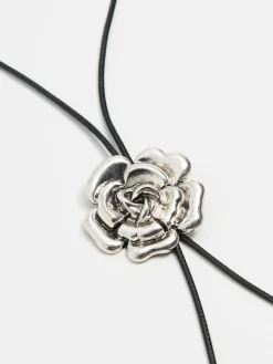 Naszyjnik z zawieszką w kształcie róży