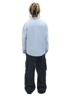 Niebieska koszula z ozdobnym wykończeniem