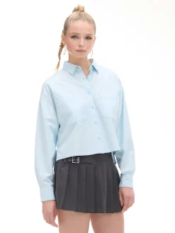 Niebieska koszula z rozcięciami