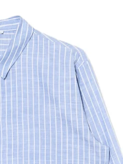 Niebieska krótsza koszula w pionowe paski