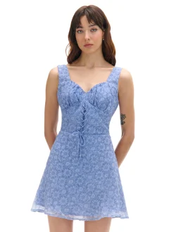 Niebieska sukienka mini w kwiaty