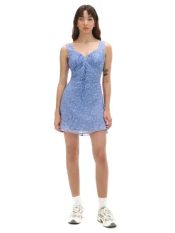 Niebieska sukienka mini w kwiaty