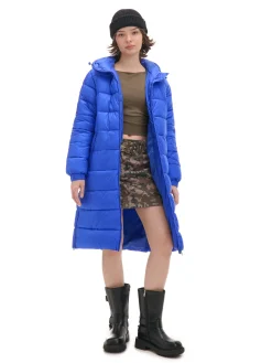 Niebieski płaszcz puffer z kapturem