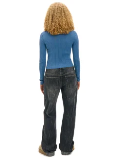 Niebieski sweter z półgolfem