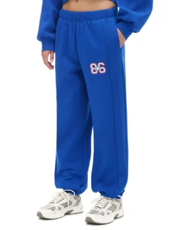 Niebieskie dresowe joggery z naszywką