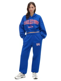 Niebieskie dresowe joggery z naszywką