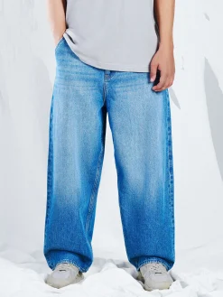 Niebieskie jeansy skater z efektem sprania