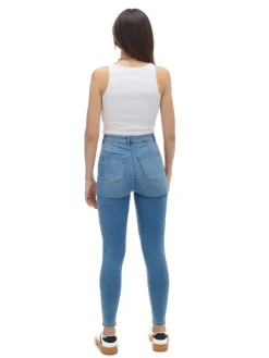 Niebieskie jeansy skinny