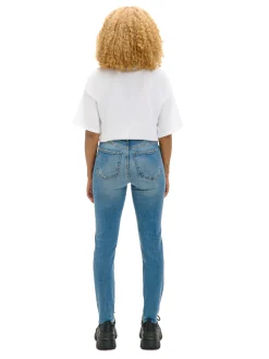 Niebieskie jeansy skinny z przetarciami