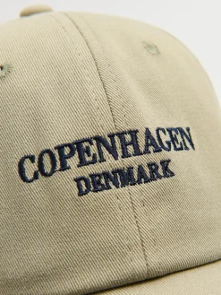 Oliwkowa czapka z daszkiem