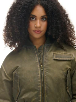 Oliwkowa kurtka z odpinanym kołnierzem