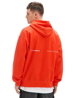 Pomarańczowa bluza hoddie i nadrukiem