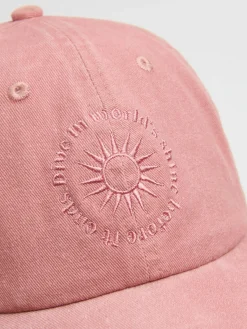 Różowa czapka z daszkiem