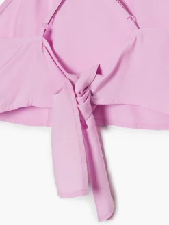 Różowy crop top z ozdobnym wiązaniem