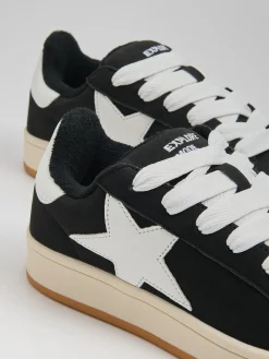 Sportowe sneakersy z motywem gwiazdy