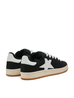 Sportowe sneakersy z motywem gwiazdy