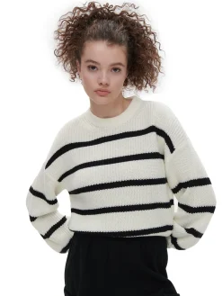 Sweter w czarne paski