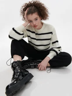 Sweter w czarne paski