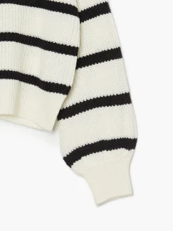 Sweter w czarne paski