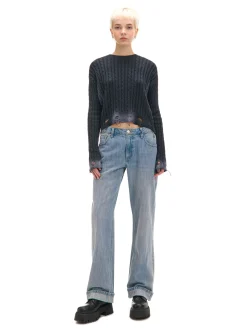 Sweter z miejscowym efektem wybielenia