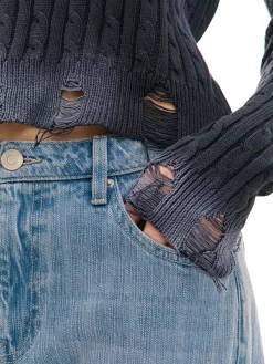 Sweter z miejscowym efektem wybielenia