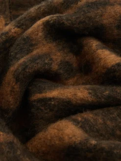 Szalik w panterkę z frędzlami