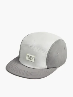 Szara czapka z daszkiem