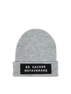 Szara czapka z personalizowanym napisem