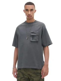 Szara koszulka z kieszenią