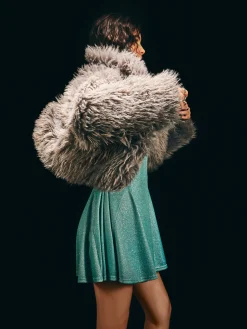 Szara kurtka z imitacji futra