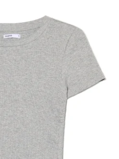 Szara sukienka z ozdobnym marszczeniem