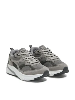 Szare sneakersy z solidną podeszwą