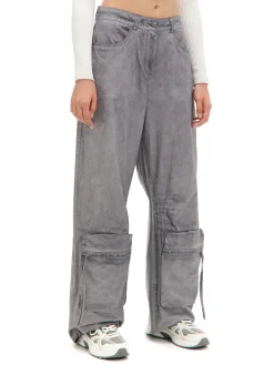 Szare spodnie z kieszeniami cargo