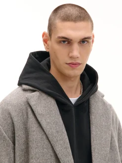 Szary płaszcz w jodełkę