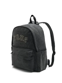 Szary plecak z naszywką