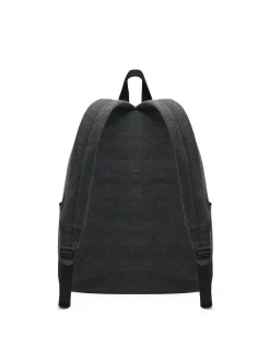 Szary plecak z naszywką