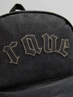 Szary plecak z naszywką