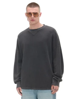 Szary sweter oversize