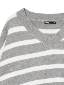 Szary sweter w białe paski